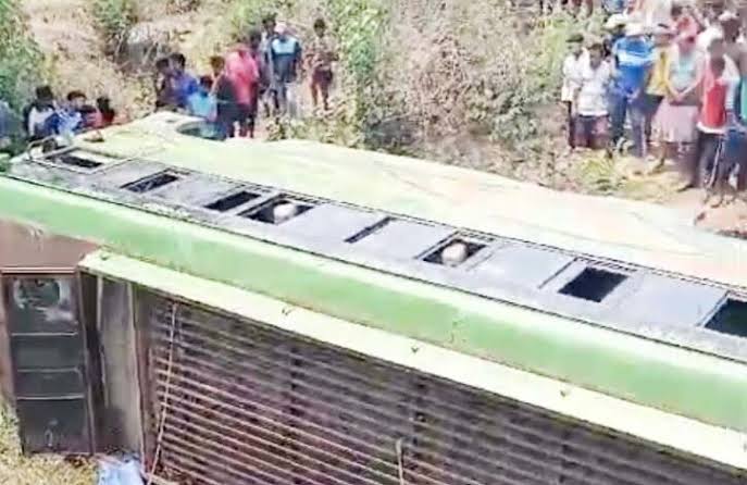 Road  Accident in Jharkhand: यात्रियों से भरी बस पुल के नीचे गिरी, कई यात्रियों की हालत गंभीर