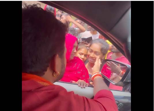 Pawan Singh के सामने लड़की रोते हुए बोली, भैया हमसे राखी बंधवाने आईयेगा ना... फिर चुनावी सभा में पवन सिंह ने जो किया, जानकर दिल खुश हो जायेगा