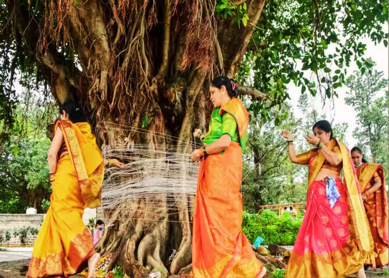 वट सावित्री व्रत पर इस बार दो दुर्लभ संयोग: जानिये कब है पूजा का सही वक्त, इन चीजों के बिना है अधूरा रहेगा व्रत, नोट कर लें पूजन सामग्री लिस्ट