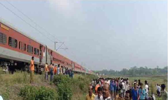 Train Accident : नई दिल्ली से पूरी जा रही नीलांचल एक्सप्रेस पर रेलवे का तार टूटकर गिरा, एक मौत