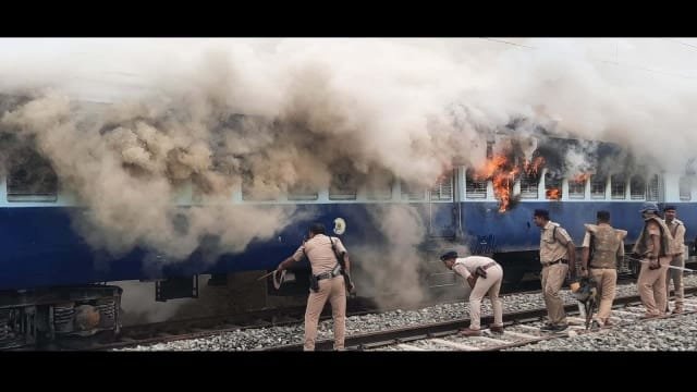 Agneepath scheme Agniveer Protest Crowd entered Ballia train station vandalized property - बलिया: रेलवे स्टेशन में घुसी भीड़, अग्निपथ योजना के खिलाफ प्रदर्शन, ट्रेन में लगाई आग