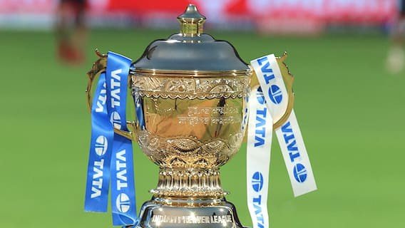 IPL 2025 Full Schedule: इंडियन प्रीमियर लीग के 18वें सीजन यानी आईपीएल 2025 के शेड्यूल का एलान कर दिया गया है. आईपीएल 2025 का पहला मैच कोलकाता नाइट राइडर्स और रॉयल चैलेंजर्स बेंगलुरु के बीच केकेआर को होम ग्राउंड ईडन गार्डन्स में 22 मार्च को खेला जाएगा. वहीं आईपीएल 2025 का फाइनल 25 मई को खेला जाएगा. आईपीएल 2025 का पहला मैच 22 मार्च को ईडन गार्डन्स में खेला जाएगा, वहीं 18वें सीजन का फाइनल भी 25 मई को ईडन गार्डन्स के मैदान पर ही खेला जाएगा. आईपीएल 2025 में 13 शहरों में 10 टीमों के बीच कुल 74 मैच खेले जाएंगे. इनमें नॉकआउट यानी प्लेऑफ के मुकाबले भी शामिल हैं. 22 मार्च से 18 मई के बीच लीग स्टेज के मैच खेले जाएंगे. आईपीएल 2025 का सबसे बड़ा मुकाबला 23 मार्च को होगा. आईपीएल की दोनों सबसे बड़ी टीम इस दिन भिड़ेंगी. 23 मार्च को चेन्नई सुपर किंग्स और मुंबई इंडियंस के बीच भिड़ंत होगी. इस सीजन दोनों टीमों के बीच 2 बार भिड़ंत देखने को मिलेगी. आईपीएल 2025 का दूसरा मुकाबला सनराइजर्स हैदराबाद और राजस्थान रॉयल्स के बीच 23 मार्च को खेला जाएगा. 23 मार्च को ही चेन्नई और मुंबई के बीच भिड़ंत होगी. यानी 23 मार्च को दो मुकाबले खेले जाएंगे. अपडेट जारी है...