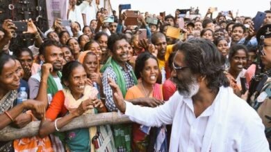 Maiya Samman Yojana 2025: झारखंड सरकार (Jharkhand Government) की मंईयां सम्मान योजना (Maiya Samman Yojana ) में नए-नए फर्जीवाड़े सामने आ रहे हैं। लोग योजना का लाभ पाने के लिए तरह-तरह के फर्जी तरीके अपना रहे हैं। हेमंत सोरेन (Hemant Government) सरकार भी मंईयां सम्मान योजना (Maiya Samman Yojana ) में हो रहे फर्जीवाड़े को लेकर सख्ती दिखा रही है। इसी कड़ी में पलामू डीसी ने आदेश दिया है कि, 'मंईयां सम्मान योजना' के लाभुकों की जांच की जाए। वहीं जांच में सिर्फ चार प्रखंडों में 584 अयोग्य लाभुक पाये गये हैं। जिसके बाद जिला प्रशासन ने सभी प्रखंडों के बीडीओ (BDO) को निर्देश दिया है कि, मंईयां सम्मान योजना (Maiya Samman Yojana ) में जो भी अयोग्य लाभुक हैं उनकी जांच की जाए और उनपर तत्काल कार्रवाई की जाए। इसके साथ ही निर्देश यह भी है कि, फर्जी तरीके से मंईयां सम्मान योजना का लाभ लेनेवालों से सूद के साथ राशि की वसूली की जाये। मंईयां सम्मान योजना का फर्जी तरीके से लाभ उठा रहे लोग जानकारी के मुताबिक, जब मंईयां सम्मान योजना (Maiya Samman Yojana ) के लाभुकों की जांच की गई तो जांच में सामने आया कि, परिवार के सदस्य सरकारी नौकरी कर रहे हैं लेकिन उन्ही के परिवार के लोग इस योजना का लाभ उठा रहे हैं। वहीं एक सदस्य पारा टीचर होने के बाद भी उनके घर के ही लोग योजना का लाभ उठा रहे हैं। वहीं जांच में यह भी सामने आया कि, स्वास्थ्य सहिया भी मंईयां सम्मान योजना (Maiya Samman Yojana ) का लाभ लेने से पीछे नहीं है। बता दें कि, पलामू (Palamu) जिले में दिसंबर में तीन लाख 72 हजार 937 लाभुकों के खाते में राशि (Installment of maiya samman yojana) भेजी गयी है। मुर्दे भी उठा रहे योजना का लाभ यहां चौकाने वाली बात यह है कि, मंईयां सम्मान योजना का लाभ मुर्दें भी ले रहे हैं। दरअसल, नावाडीह पंचायत के पंचायत सेवक मनीष कुमार सिंह ने बताया कि उर्मिला देवी की मौत तीन महीने पहले हुई है। उन्होंने कहा कि एक और अन्य महिला की भी मौत हुई है। इसकी जांच की जा रही है कि मृत होने के बाद उसके खाते में कितनी राशि गयी है या नहीं। इस संबंध में जांच कर रामगढ़ के बीडीओ को सूचना दे दी गयी है। पहले भी सामने आया मंईयां सम्मान योजना में फर्जीवाड़े का मामला यह पहली बार नहीं है कि मईया सम्मान योजना (Maiya Samman Yojana ) का लाभ लेने के लिए लोग इस तरह का फर्जीवाड़ा कर रहे हैं। इससे पहले भी बंगाल के ही यूसुफ का मामला सामने आया था, उसके बैंक अकाउंट से 95 आवेदन जुड़े थे। सम्मान योजना का लाभ लेने के लिए बंगाल के यूसुफ ने एक बैंक अकाउंट दर्ज कर 95 बार आवेदन किया। इसमें चास प्रखंड के चास नगर निगम क्षेत्र से 67 बार और गोमिया प्रखंड से 28 बार आवेदन किया गया। वहीं मामला सामने आने के बाद कानूनी कार्रवाई के आदेश दिए गए। सामाजिक सुरक्षा विभाग की ओर से झारखंड मुख्यमंत्री मंईयां सम्मान योजना के लाभुकों के भौतिक सत्यापन के दौरान इसका खुलासा हुआ है। इस खुलासे से अधिकारी भी हैरान दंग रह गए। मंईयां सम्मान योजना की छठी किस्त का इतंजार कर रहे लाभुक बता दें कि, मुख्यमंत्री मईयां सम्मान योजना की छठी किस्त (6th installment of maiya samman yojana) आने का लाभुक इंतजार कर रहे हैं। किस्त नहीं जाने के पीछे की वजह लाभूक का सत्यापन नहीं होना है। सभी की जांच की जा रही है जिस वजह से लाभुक को किस्त मिलने में देरी आ रही है। सभी चीजें सामान्य होगी और पैसा लाभुक के खाते में पहुंच जाएगा। वहीं अब बड़े स्तर पर कैम्प लगाकर सभी का सत्यापन और राशन कार्ड का ई-केवाइसी किया जा रहा है। लाभुकों को उम्मीद है कि जल्द ही उनके खाते में योजना की राशि आ जाएगी। मंईयां सम्मान योजना को लेकर अधिकारियों को खास निर्देश जारी बता दें कि, मंईयां सम्मान योजना (Maiya Samman Yojana) को लेकर खाद्य आपूर्ति विभाग ने निर्देश जारी किया कि, सभी जिलों के आपूर्ति पदाधिकारी राशन कार्डधारियों का 25 फरवरी तक ई-केवाईसी अनिवार्य रूप से करा लें। वहीं विभाग की तरफ से ये स्पष्ट किया गया कि, मंईयां सम्मान योजना का लाभ देने में आ रही अड़चनों को दूर कर लिया गया है। विभाग की ओर से बताया गया है कि,'योजना में गड़बड़ी सामने आने के बाद सरकार ने सभी लाभार्थियों के पुनः सत्यापन का आदेश दिया। पिछले एक महीने से यह सत्यापन प्रक्रिया चल रही है और अब यह अपने अंतिम चरण में पहुंच चुकी है। सत्यापन पूरा होते ही छठी किस्त का भुगतान शुरू कर दिया जाएगा'।