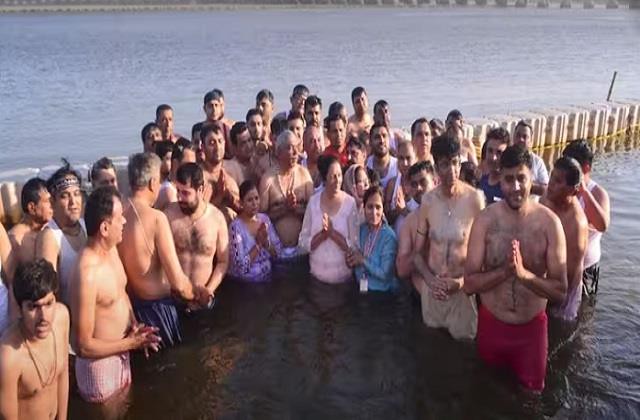 महाकुंभ में पाकिस्तानी हिंदुओं का भव्य स्वागत, 480 पूर्वजों की अस्थियां गंगा में विसर्जित
