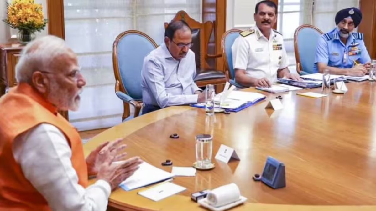 पाक से तनाव के बीच पीएम मोदी ने एयर चीफ मार्शल से की बैठक, कल नेवी चीफ से की थी मुलाकात