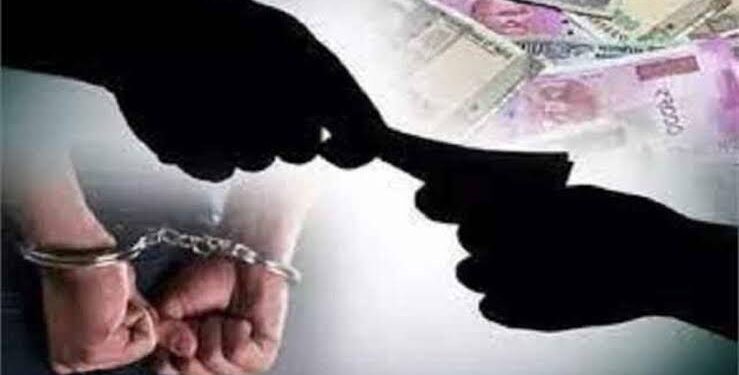 शिक्षा विभाग के दो कर्मचारी 50 हजार की रिश्वत लेते रंगे हाथ गिरफ्तार