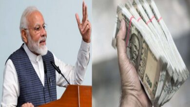 "बस आधार दिखाओ और पाओ ₹80,000 — सरकार दे रही लोन बिना गारंटी, जानिए पूरी प्रक्रिया वरना चूक जाएगा मौका!" 📌 न्यूज़ रिपोर्ट: Without Guarantee Loan: बस आधार दिखाओ और 80 हज़ार घर ले जाओ! अब बिना गारंटी के सरकार दे रही लोन, ऐसे उठाएं लाभ अगर आप एक छोटा-मोटा कारोबार शुरू करना चाहते हैं लेकिन पैसों की तंगी आड़े आ रही है, तो यह खबर आपके लिए किसी सुनहरे मौके से कम नहीं। भारत सरकार की प्रधानमंत्री स्वनिधि योजना के तहत अब सिर्फ आधार कार्ड के सहारे आप बिना किसी गारंटी के ₹80,000 तक का लोन पा सकते हैं। यह योजना खासतौर पर रेहड़ी-पटरी वालों, छोटे व्यापारियों और स्ट्रीट वेंडर्स के लिए शुरू की गई है, जिससे वे आत्मनिर्भर बन सकें और अपने व्यवसाय को आगे बढ़ा सकें। क्या है PM स्वनिधि योजना? यह योजना 1 जून 2020 को कोरोना संकट के दौरान शुरू की गई थी। इसका मकसद आर्थिक रूप से कमजोर दुकानदारों को कम ब्याज पर आसान लोन उपलब्ध कराना है। अब इसका दायरा और लाभ दोनों बढ़ा दिए गए हैं। कैसे मिलेगा ₹80,000 का लोन? जानें तीन आसान चरण पहला चरण: पहले आवेदन पर ₹10,000 का लोन दूसरा चरण: पहला लोन समय पर चुकाने पर ₹20,000 का लोन तीसरा चरण: दूसरा लोन चुकाने के बाद ₹50,000 का लोन ➡️ कुल: ₹80,000 तक का लोन सिर्फ आधार कार्ड से लोन पर सब्सिडी और कैशबैक का भी फायदा! 12 महीने की आसान EMI सुविधा ग्रामीण क्षेत्र में 35% और शहरी क्षेत्र में 25% तक सब्सिडी समय पर भुगतान करने पर कैशबैक का लाभ कौन ले सकता है लाभ? फल-सब्जी विक्रेता, चायवाले, फास्ट फूड स्टॉल वाले, कारीगर आदि भारत का नागरिक होना चाहिए आधार कार्ड मोबाइल नंबर से लिंक होना अनिवार्य है कैसे करें आवेदन? ✅ ऑनलाइन: PM Swanidhi पोर्टल पर जाकर ✅ ऑफलाइन: नजदीकी बैंक या CSC सेंटर में जाकर आवेदन करें ज़रूरी दस्तावेज़: आधार कार्ड (मोबाइल नंबर से लिंक) बैंक खाता विवरण व्यवसाय की जानकारी (कभी-कभी पैन कार्ड या आय प्रमाण भी) क्या सिर्फ आधार काफी है? हालांकि आधार कार्ड मुख्य दस्तावेज है, लेकिन कुछ मामलों में अतिरिक्त KYC दस्तावेज़, आय प्रमाण या व्यवसाय का विवरण भी मांगा जा सकता है। क्रेडिट स्कोर और बैंक की नीति भी पात्रता तय करते हैं। निष्कर्ष: सरकार की यह योजना छोटे व्यापारियों को सशक्त और आत्मनिर्भर बनाने की दिशा में बड़ा कदम है। अगर आप भी इस योजना का लाभ उठाना चाहते हैं, तो देर न करें — आज ही आवेदन करें! 🔖 Suggested Tags (SEO + Social Media Friendly): #PMSwanidhiYojana #LoanWithoutGuarantee #GovernmentLoanScheme #SmallBusinessLoan #AadharCardLoan #StreetVendorLoan #SelfEmploymentScheme #LoanOnAadhar #YojanaNews #BreakingNewsIndia