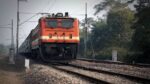 Dhanbad Railway News: पटना रूट पर अचानक थमी ट्रेनों की रफ्तार! नदी के उफान ने बिगाड़ा रेल शेड्यूल, कई ट्रेनें डायवर्ट