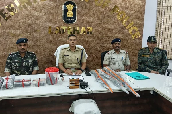 झारखंड : जमीन के नीचे छिपा था 'मौत का सामान...लातेहार में सुरक्षाबलों की सर्जिकल स्ट्राइक, भारी मात्रा में हथियार और कारतूस बरामद