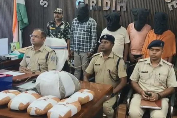 झारखंड : गिरिडीह में नशे के कारोबार पर बड़ी चोट, 10 किलो गांजा के साथ चार तस्कर गिरफ्तार...कार्रवाई से मचा हड़कंप