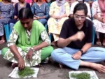 परीक्षा पास करने के बाद भी नियुक्ति नहीं मिली तो ‘घास’ खाने सड़क पर उतर आए अभ्यर्थी! 34 दिन से जारी आंदोलन, जानिए पूरा मामला