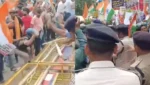 BPSC TRE-4 Protest: पटना में फिर बवाल! छात्रों ने तोड़ी बैरिकेडिंग, पुलिस से भिड़े प्रदर्शनकारी; CRPF की तैनाती से बढ़ा तनाव