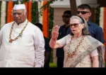 ‘वंदे मातरम्’ पर घमासान! सोनिया-राहुल के खिलाफ शिकायत की दिल्ली पुलिस कर रही जांच, जानें पूरा विवाद