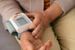 Blood Pressure Check: घर पर BP नापते हैं तो ये गलती बिल्कुल न करें! WHO ने बताया सही तरीका