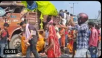 OMG! शराब लदा ट्रक पलटा तो मच गई लूट! महिला-बच्चे समेत बोतलें उठाने टूट पड़े ग्रामीण, पुलिस ने दी कार्रवाई की चेतावनी